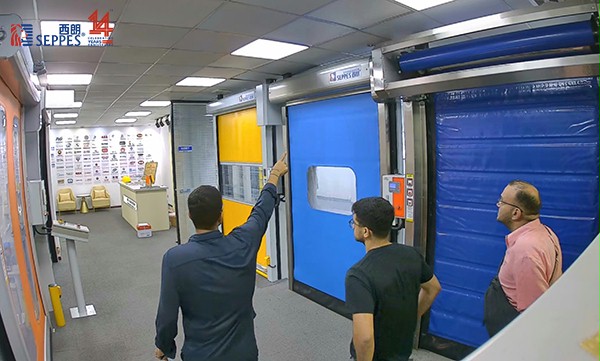 国外客户来访K8凯发·国际官方网站门业参观工业门展厅